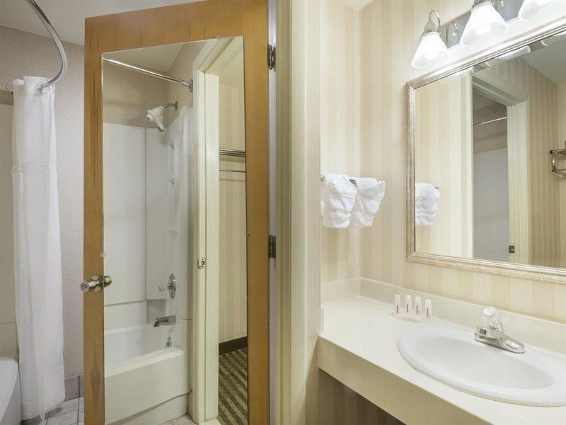 Ramada By Wyndham Columbus North Hotel Westerville Exterior photo