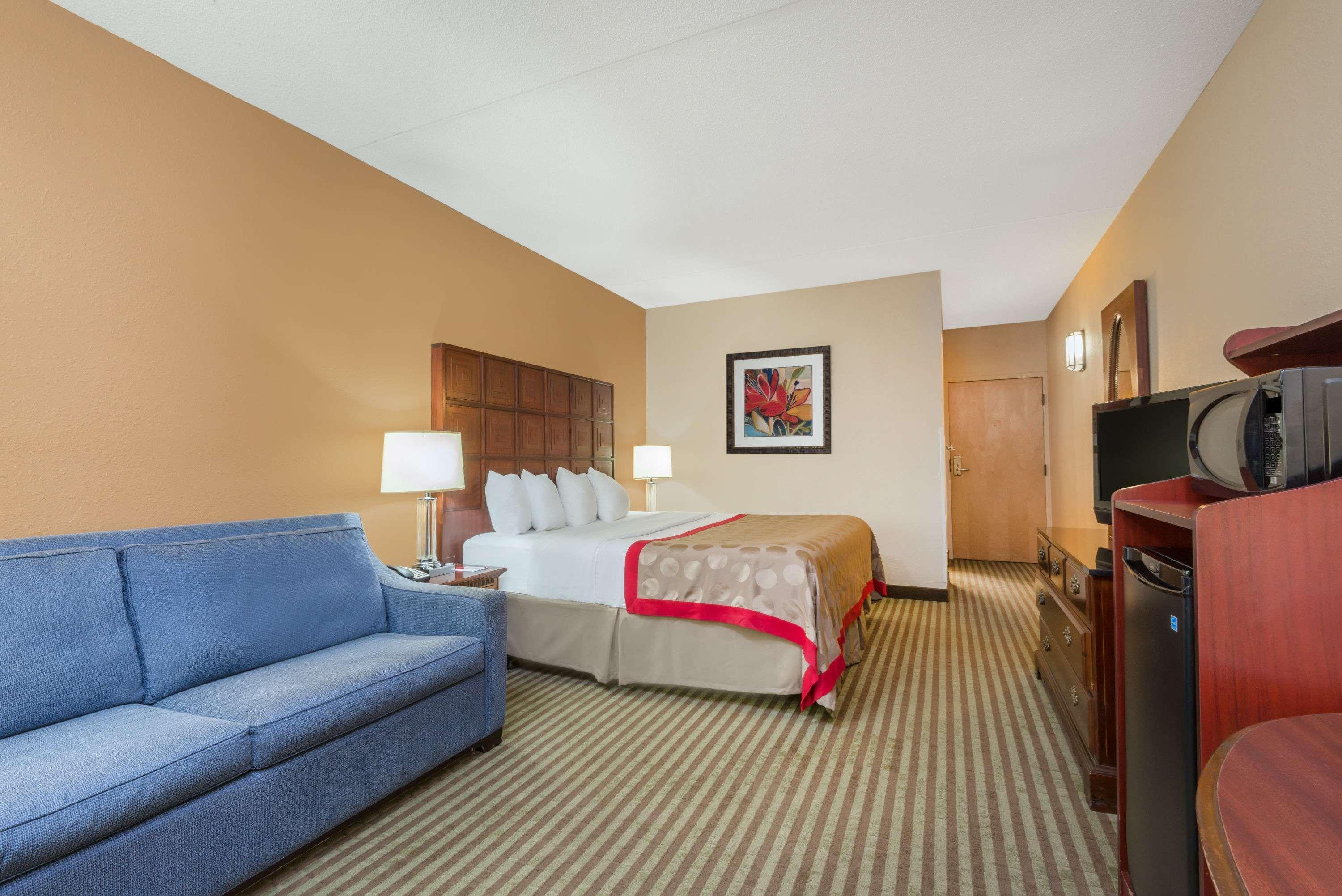 Ramada By Wyndham Columbus North Hotel Westerville Exterior photo