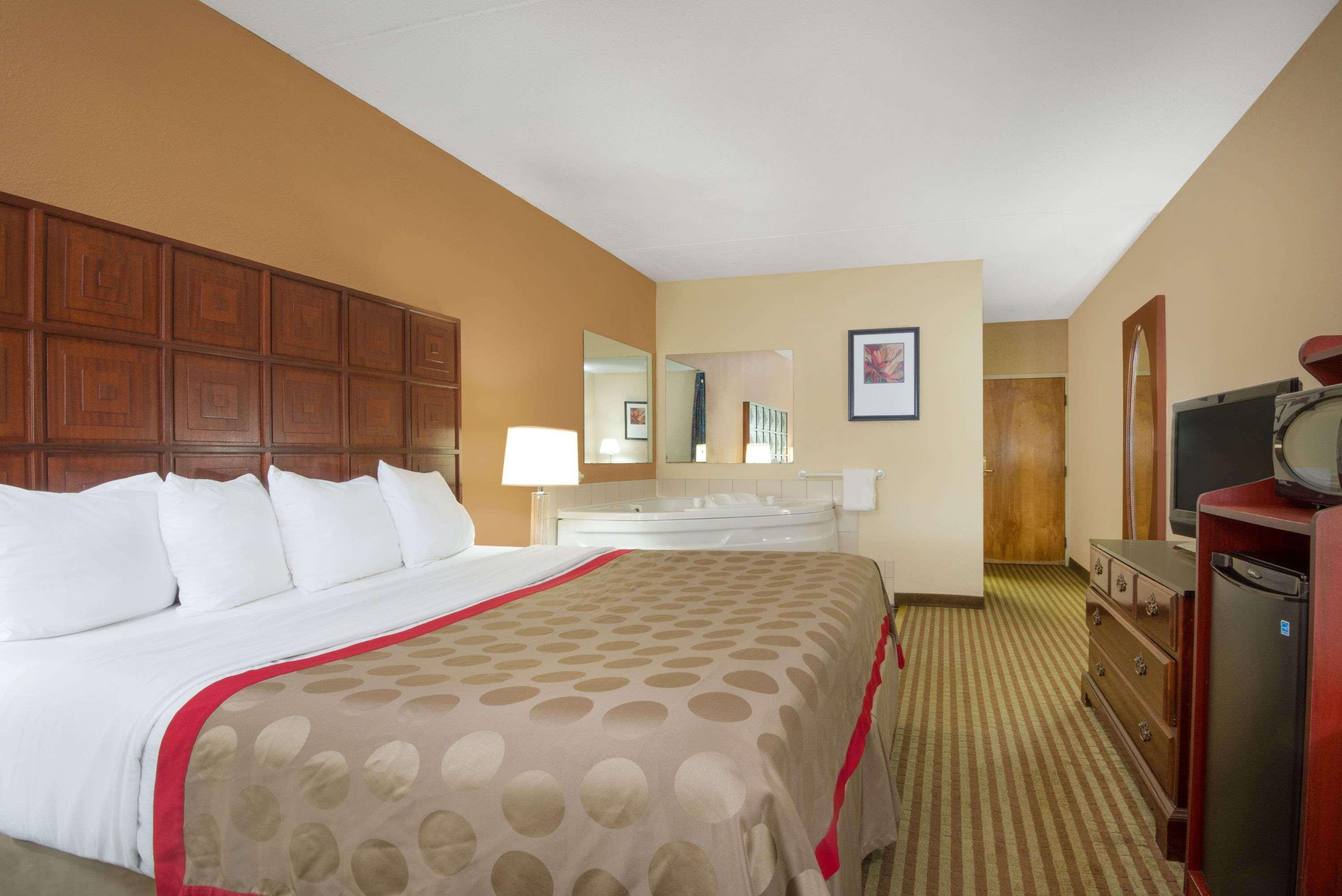Ramada By Wyndham Columbus North Hotel Westerville Exterior photo