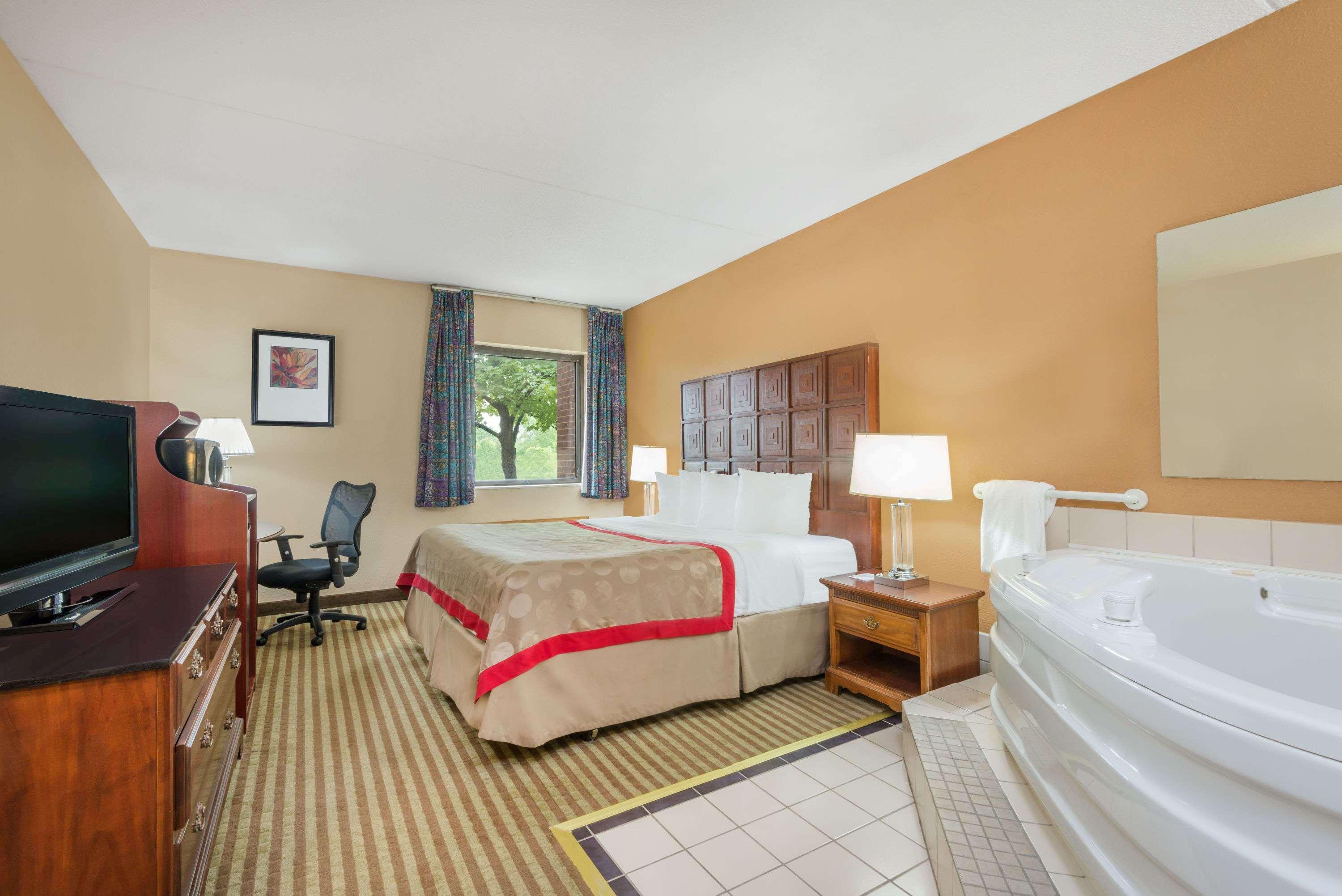 Ramada By Wyndham Columbus North Hotel Westerville Exterior photo