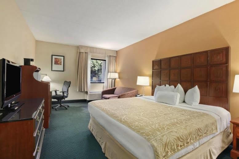 Ramada By Wyndham Columbus North Hotel Westerville Exterior photo